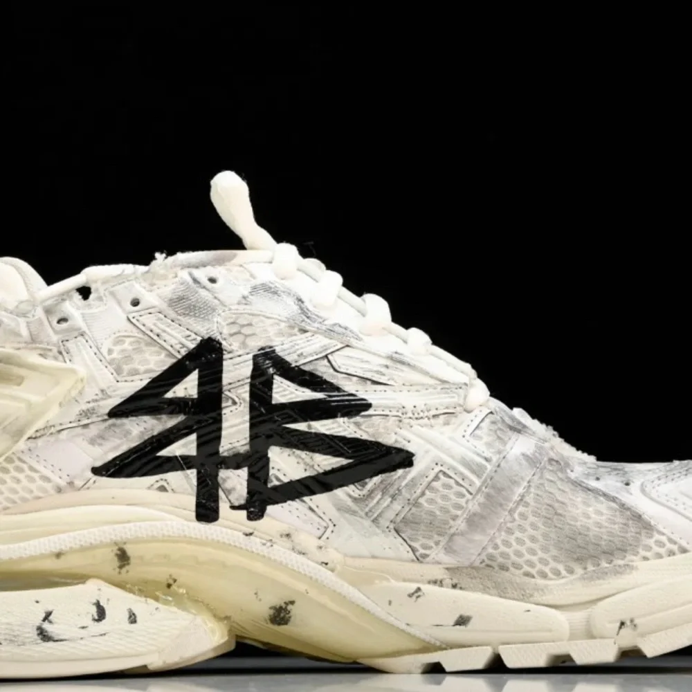 Good condition B Runner White
Graffiti - Picture 4 of 4